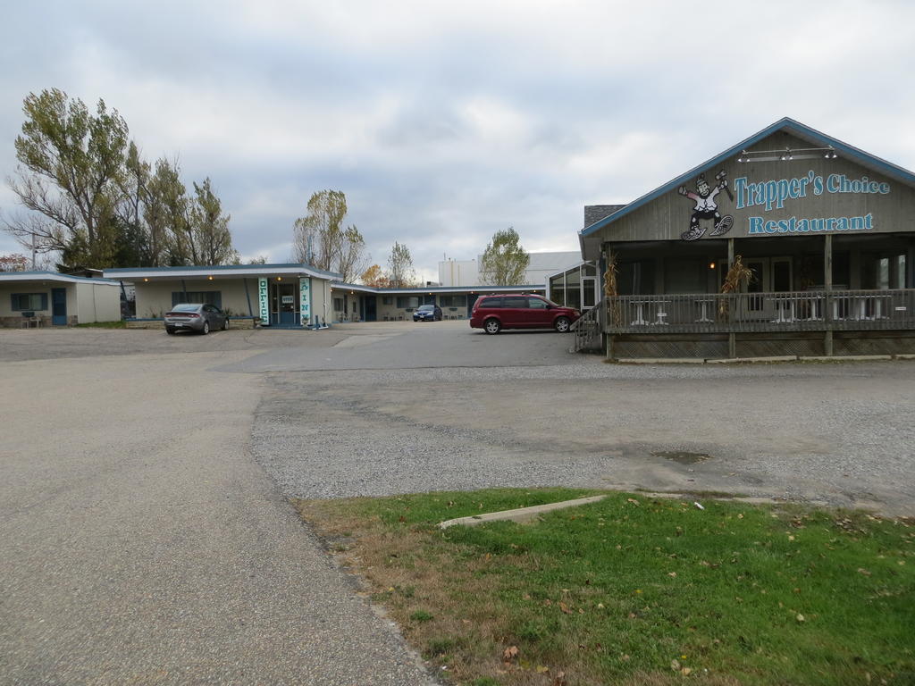 Trapper'S Choice Inn & Restaurant パリーサウンド エクステリア 写真