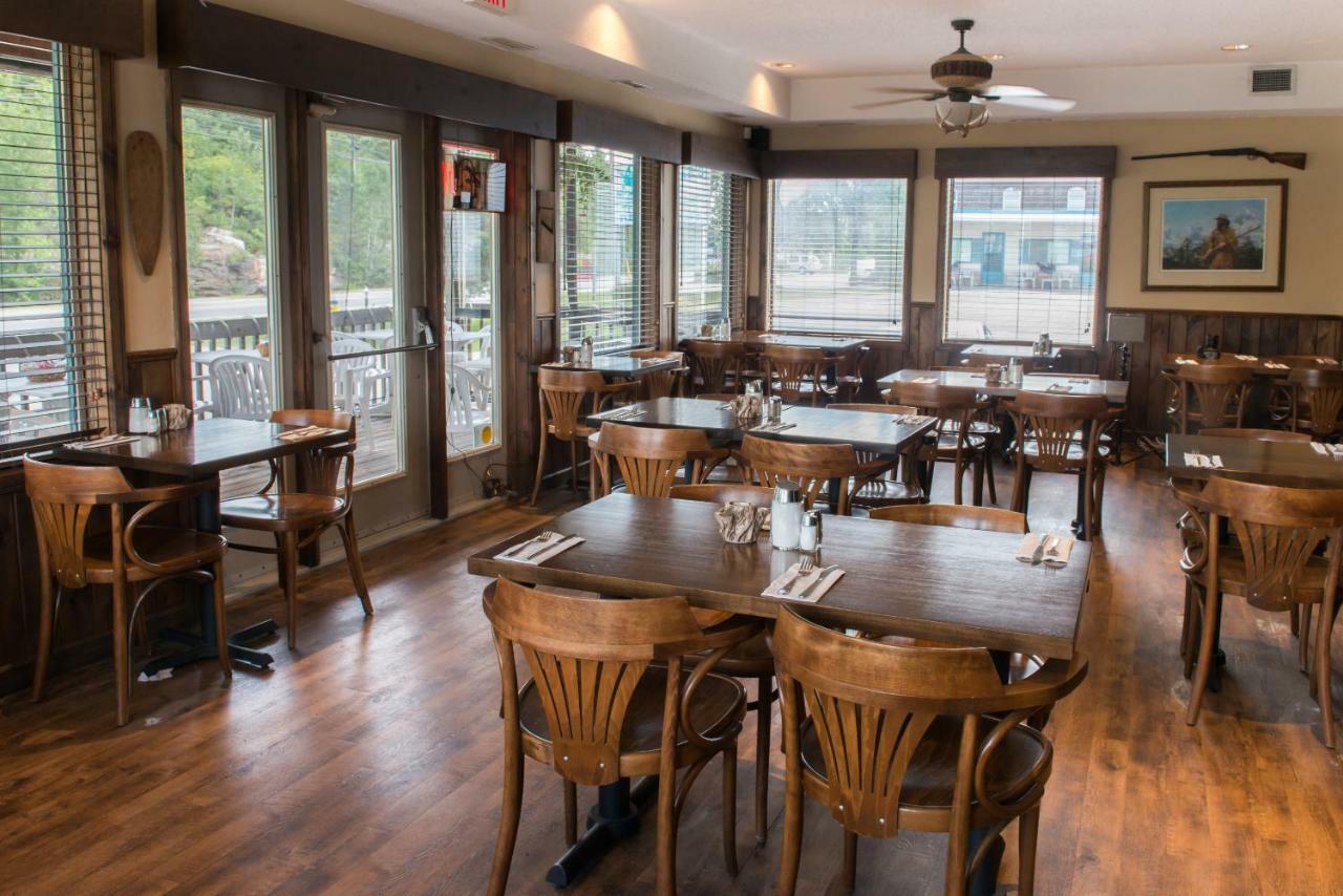 Trapper'S Choice Inn & Restaurant パリーサウンド エクステリア 写真